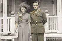 Staff Sergeant Arthur E. Boucher s manželkou.