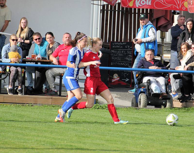 9. kolo divize žen, skupina C: SK Klatovy 1898 (na snímku fotbalistky v červených dresech) - TJ Jiskra Domažlice 1:1 (1:0).