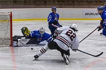 Hokejisté SHC Klatovy (na archivním snímku hráči v bílých dresech) porazili v sobotním utkání 6. kola západní konference II. ligy houževnatý Hronov 4:1.
