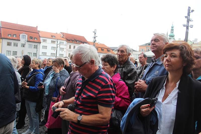 Návrat sochy Panny Marie Neposkvrněné na kostel v Klatovech.