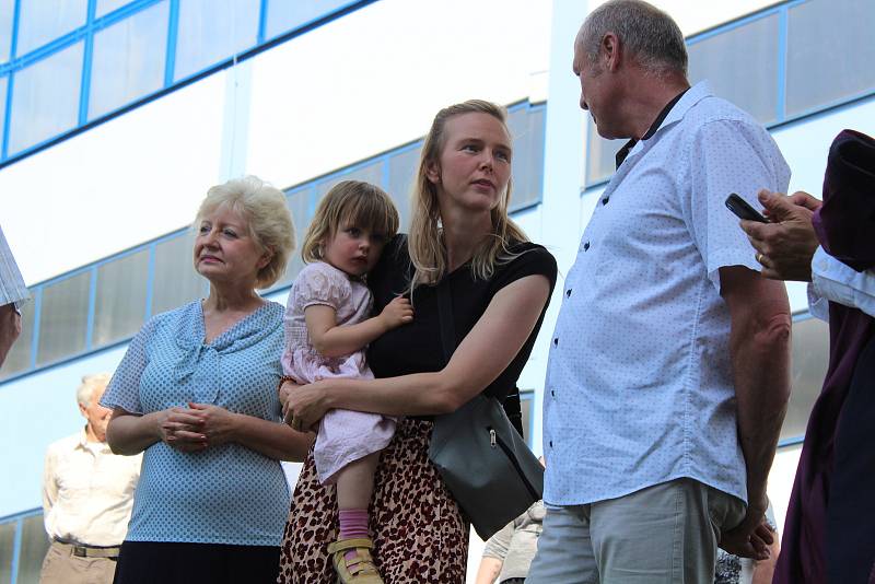 Odhalení sousoší Matky s dítětem v Klatovské nemocnici.
