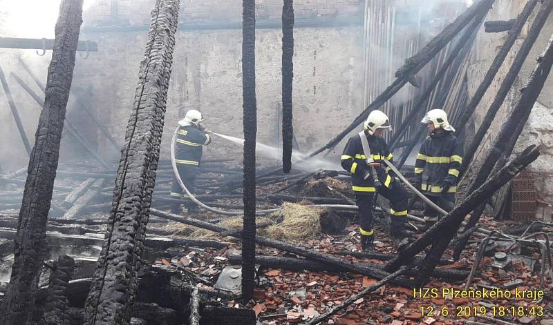 Požár dvou stodol v Dobroticích.
