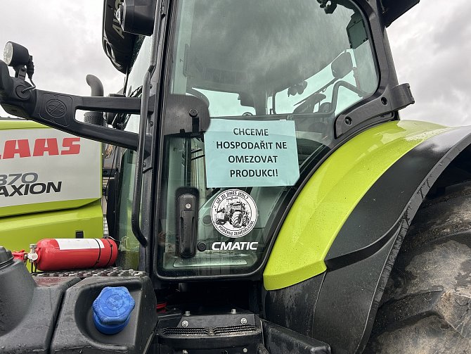 Zhruba tři desítky traktorů se vydaly ve čtvrtek dopoledne z Číhaně na protestní jízdu zemědělců.
