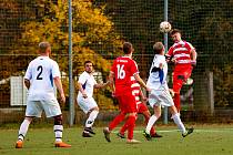 Fotbalisté Švihova (na archivním snímku hráči v červených dresech) zdolali v domácím prostředí Měcholupy 2:1 gólem z páté minuty nastavení.