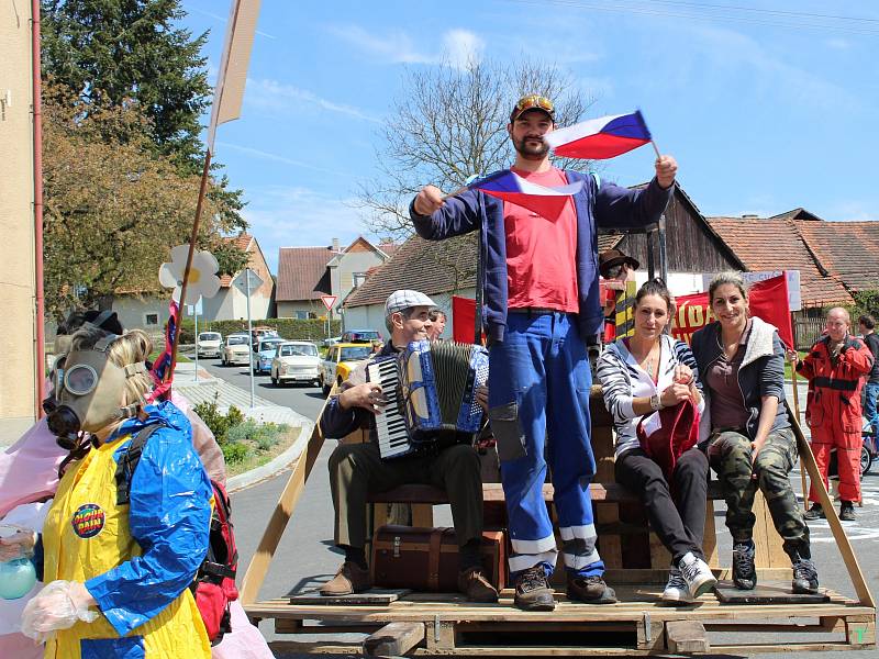 Recesistické oslavy prvního máje v Bolešinech na Klatovsku.