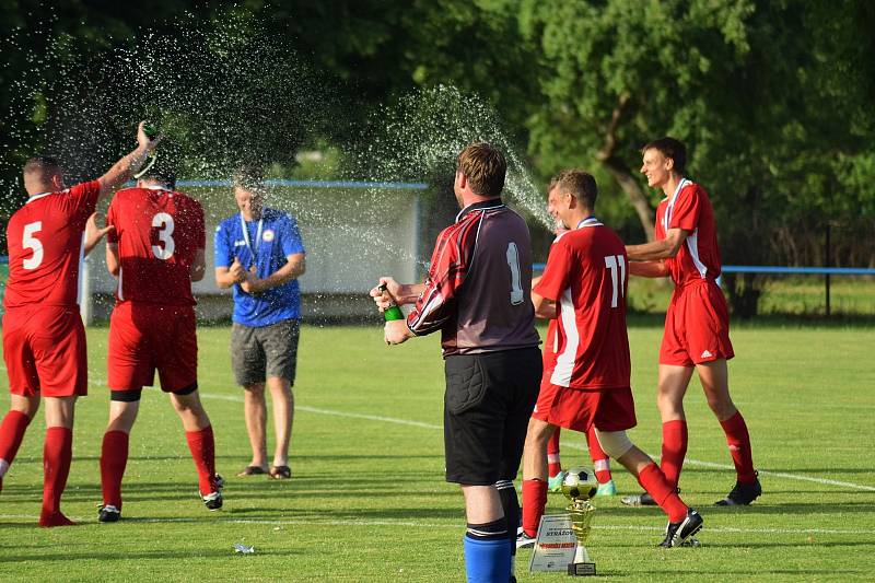 Fotbalisté SK Kovodružstvo Strážov v derniéře porazili Chudenice, vyhráli okresní přebor a radovali se z postupu do I. B třídy.