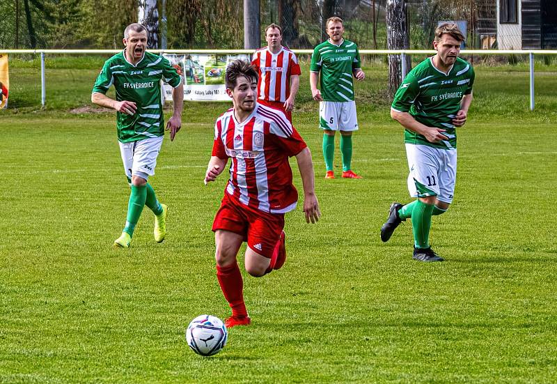 Fotbalisté FK Svéradice (na archivním snímku hráči v zelených dresech) porazili v okresním derby trápící se Pačejov jednoznačně 5:2.