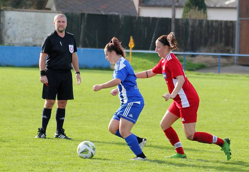 9. kolo divize žen, skupina C: SK Klatovy 1898 (na snímku fotbalistky v červených dresech) - TJ Jiskra Domažlice 1:1 (1:0).