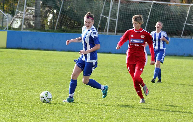 9. kolo divize žen, skupina C: SK Klatovy 1898 (na snímku fotbalistky v červených dresech) - TJ Jiskra Domažlice 1:1 (1:0).