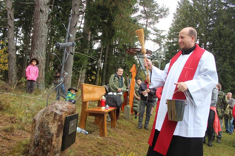 Odhalení a žehnání křížku Emila Kintzla v Kašperských Horách.