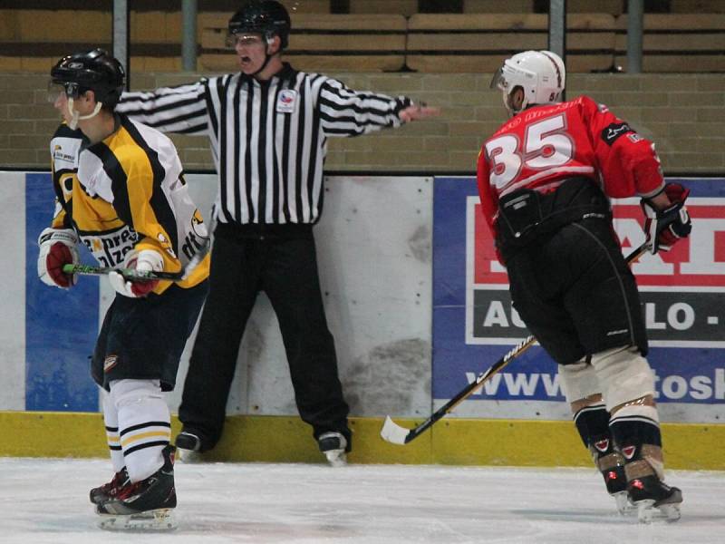 Plzeňská krajská liga HC Klatovy B (č) - KLH Božkov 5:5.