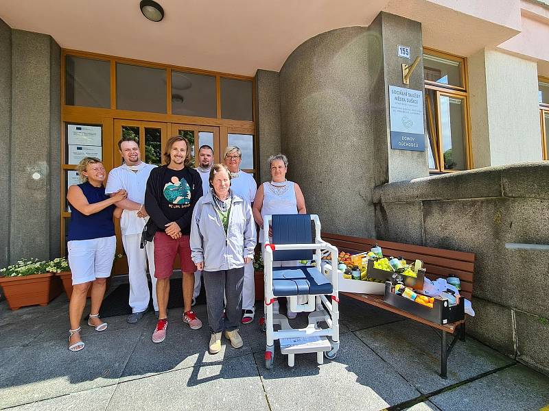 Lidé z projektu WeLoveŠumava obdarovali seniory v Sušici.