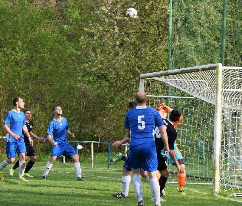 Fotbalisté TJ Měcholupy (na archivním snímku hráči v černých dresech) porazili ve 2. kola Poháru PKFS Baník Stříbro 4:0 a slaví postup do další fáze soutěže.