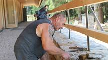 Deník navštívil budované centrum na Srní, kde turisté již v září uvidí šelmy v přírodě.