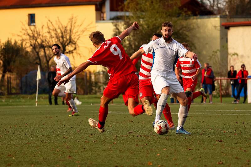 10. kolo okresního přeboru: TJ Sušice B (na snímku fotbalisté v bílých dresech) - FC Švihov 2:2 (1:1).