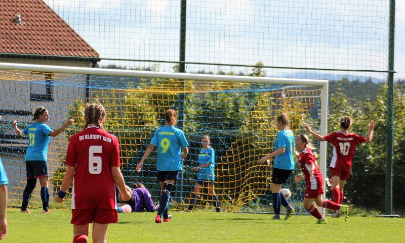 Na podzim fotbalistky SK Klatovy 1898 (červené dresy) porazily Borovany (modré dresy) 7:2. A uspěly i v nedělní odvetě, tentokrát 9:1.