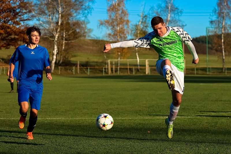 Fotbalisté FK Svéradice (na archivním snímku fotbalisté v zelených dresech) prohráli na závěr podzimní části sezony na půdě Losiné 1:4.