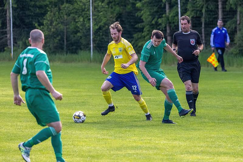 I. B třída, skupina B, 23. kolo: TJ Měcholupy (na snímku fotbalisté ve žlutých dresech) - TJ Pfeifer Chanovice (zelení) 1:3.