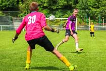 III. třída, 26. kolo: TJ Sokol Hartmanice (na snímku fotbalisté ve žlutočerných dresech) - SK Bolešiny B (fialové dresy) 2:3.