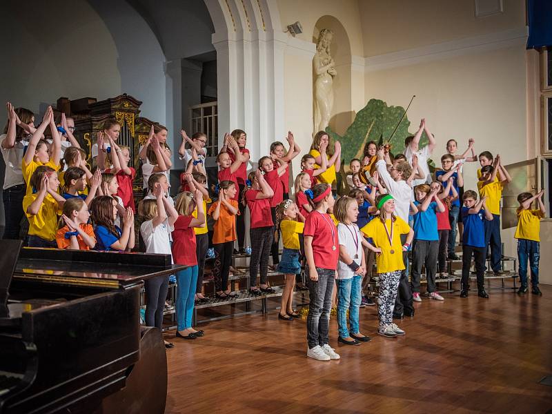 Ve Smetanově sále sušického gymnázia se v sobotu představil Sušický dětský sbor, který tam odehrál své jarní koncerty. Během prvního koncertu se představili Broučci, Sluníčka a jejich host Jiřičky z Plzně. Druhý koncert patřil Včelkám, Hlavnímu sboru a vy