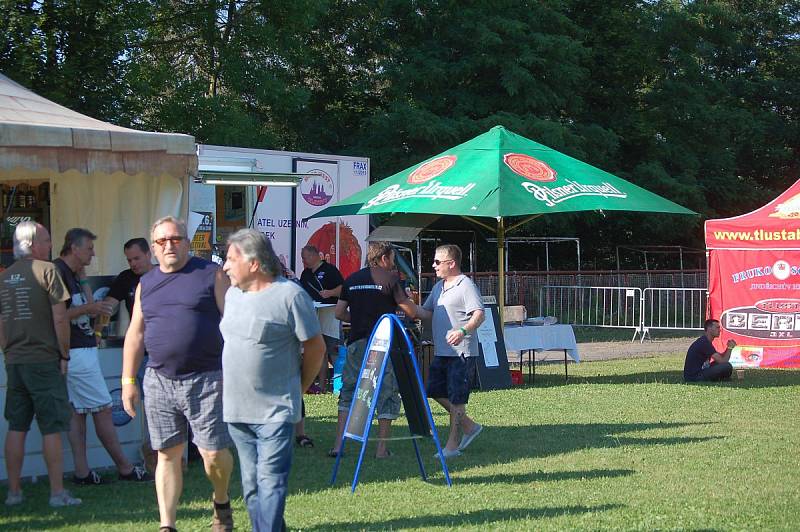 Slunce, pivo a rock. Tak vypadalo odpoledne v Klatovech na stadionu