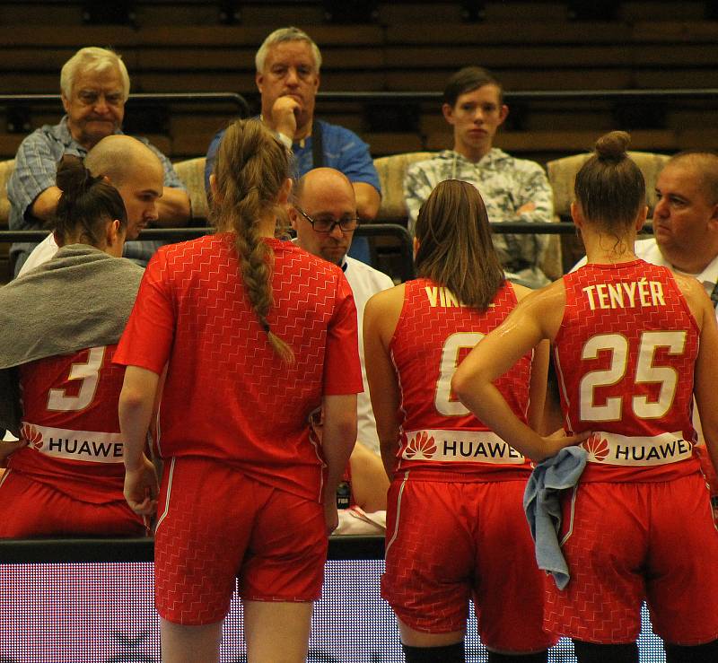 Úvodní zápas skupiny B mezi Běloruskem (v bílém) a Maďarskem (hráčky v červených dresech). Basketbalistky Maďarska vyhrály přesvědčivě 82:50.