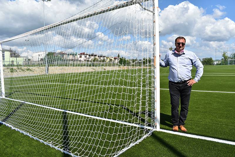 Nové fotbalové hřiště s umělou trávou v Klatovech. Zasloužil se o něj zejména předseda SK Klatovy 1898 Jindřich Sojka.