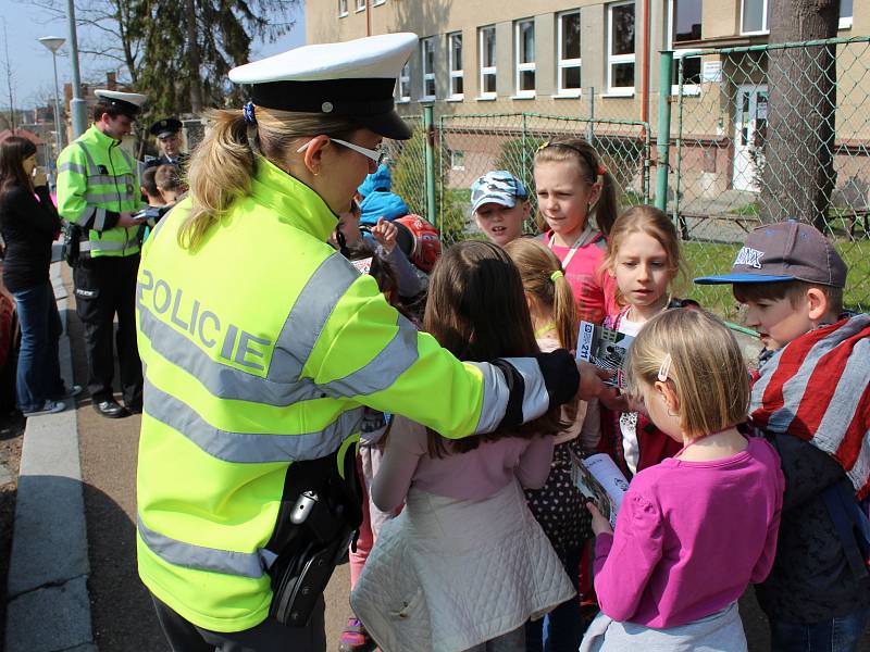 ŠKOLÁCI dostali od policistů nejen rady, ale i dárky.