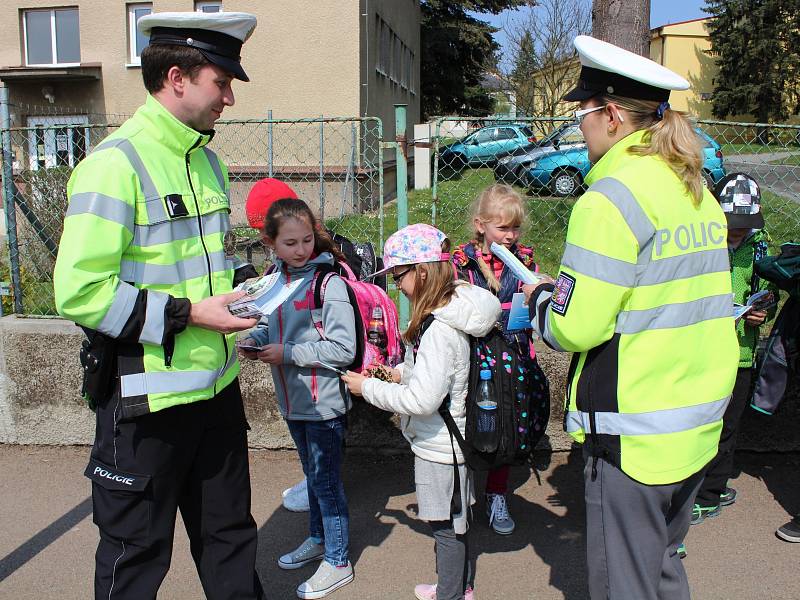 ŠKOLÁCI dostali od policistů nejen rady, ale i dárky.