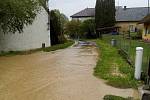 V neděli odpoledne se ve Spůli u Janovic nad Úhlavou vylil potok a zaplavil celou náves.