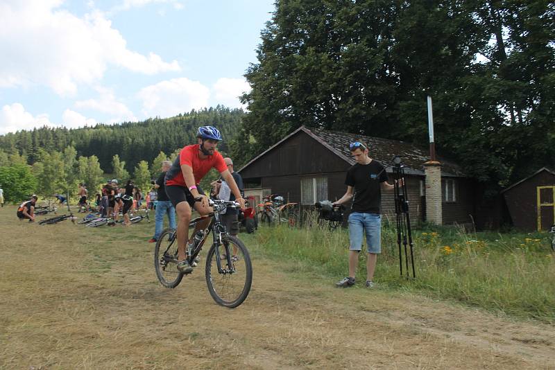 Tři disciplíny - plavání, kolo, běh. A čtyři piva. Chlistovský devátý ročník pivního triatlonu má vítěze.