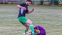 IV. třída, skupina A: SK Kovodružstvo Strážov B (černo-zelení) - Sokol Neznašovy (modré dresy) 1:3.