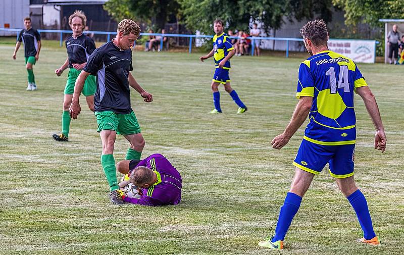 IV. třída, skupina A: SK Kovodružstvo Strážov B (černo-zelení) - Sokol Neznašovy (modré dresy) 1:3.