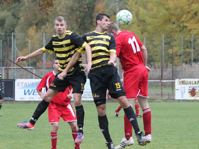 Krajský přebor: Luby (v červeném) - Chotíkov 2:2.