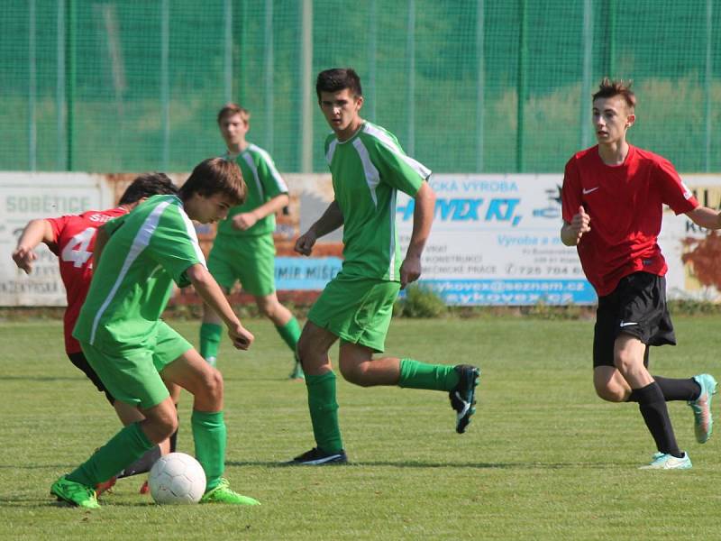 Luby (v červeném) zvítězily v krajské soutěži dorostu nad Hradešicemi 5:3