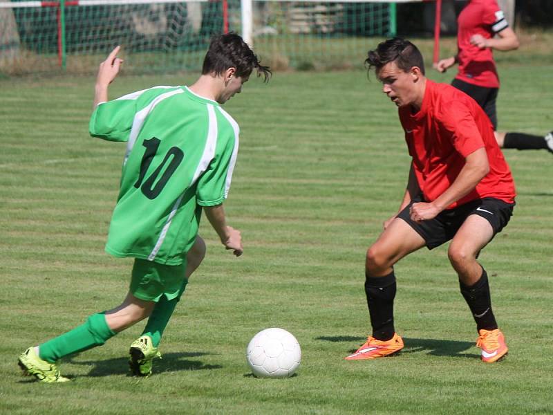 Luby (v červeném) zvítězily v krajské soutěži dorostu nad Hradešicemi 5:3