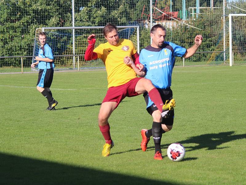 Janovice (na archivním snímku hráči ve žlutých dresech) porazily Chudenice 3:0.