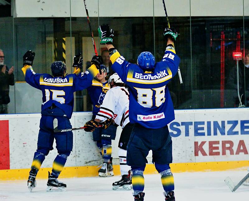 Hokejisté SHC Klatovy (v bílém) prohráli v Písku (na archivním snímku hráči v modrých dresech) vysoko 3:8.