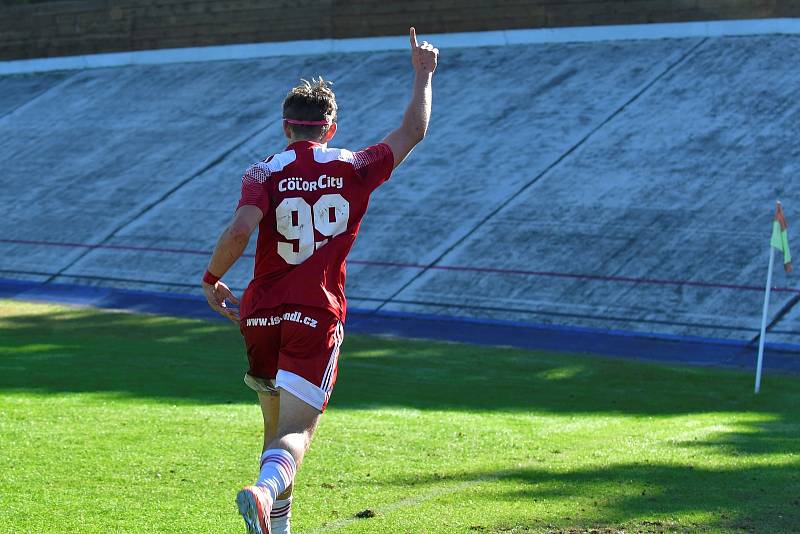 11. kolo divize: Petřín Plzeň (červení) - FC Rokycany 4:0.