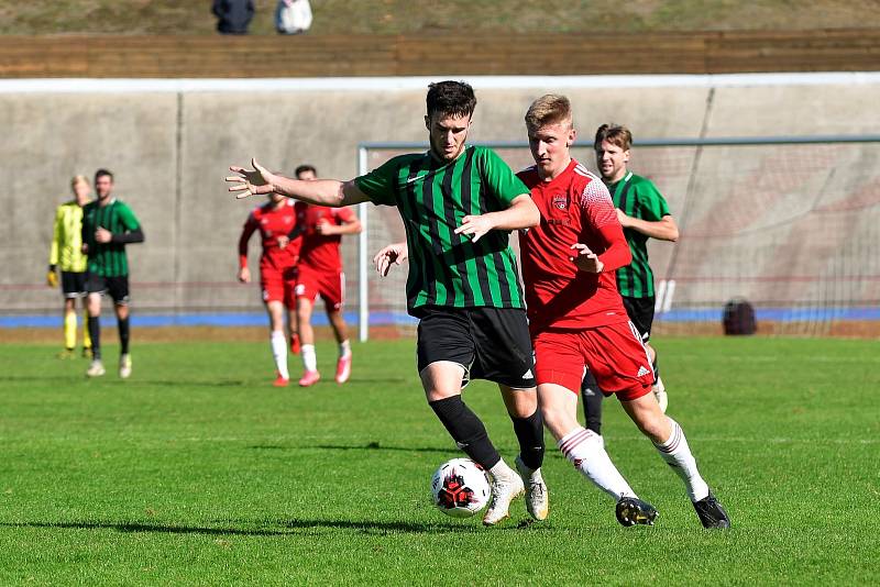 11. kolo divize: Petřín Plzeň (červení) - FC Rokycany 4:0.