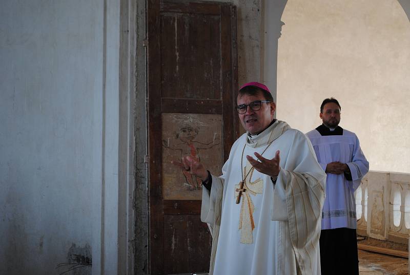 Bohoslužbu na podporu revitalizace zámku přímo na staveništi počátkem října celebroval plzeňský biskup Mons. Tomáš Holub.