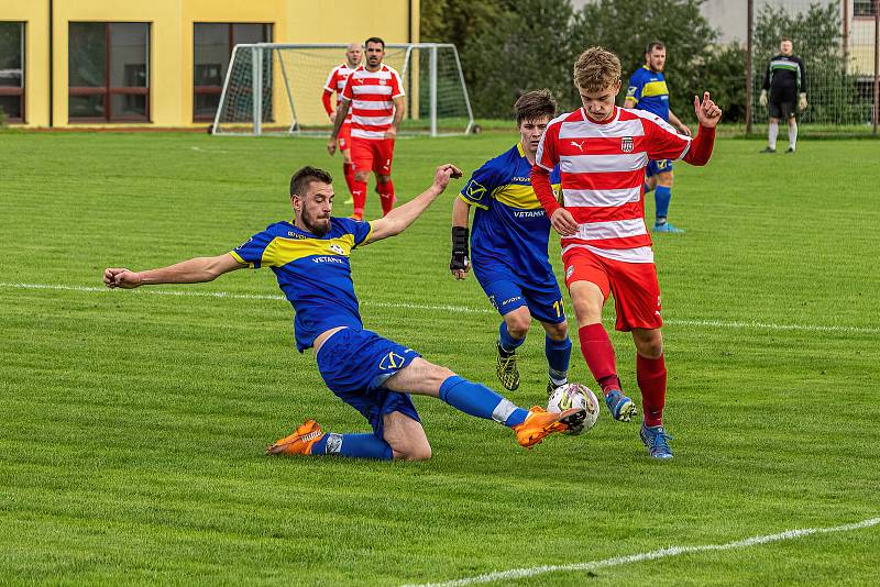 5. kolo OPM: FC Švihov (na snímku fotbalisté v červenobílých dresech) - TJ Sokol Chudenice (modří) 2:2 (2:0).