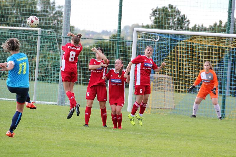 Na podzim fotbalistky SK Klatovy 1898 (červené dresy) porazily Borovany (modré dresy) 7:2. A uspěly i v nedělní odvetě, tentokrát 9:1.