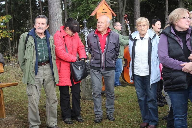 Odhalení a žehnání křížku Emila Kintzla v Kašperských Horách.