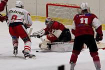 Hokejisté HC Klatovy B (v archivní fotogalerii hráči v červených dresech) prohráli na ledě Meteoru Třemošná 3:6 a v základní části krajské ligy skončili pátí.