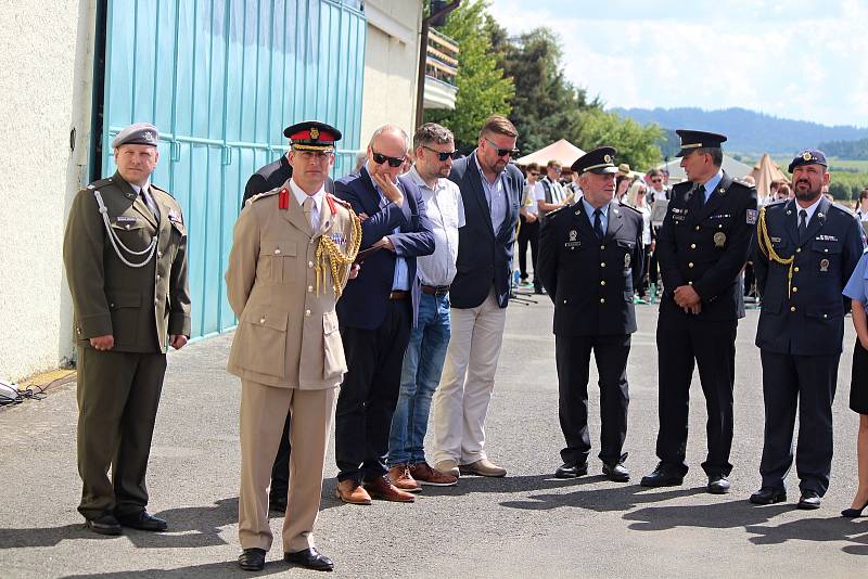 Odhalení pamětní desky Josefu Hubáčkovi a nového názvu letiště v Klatovech.