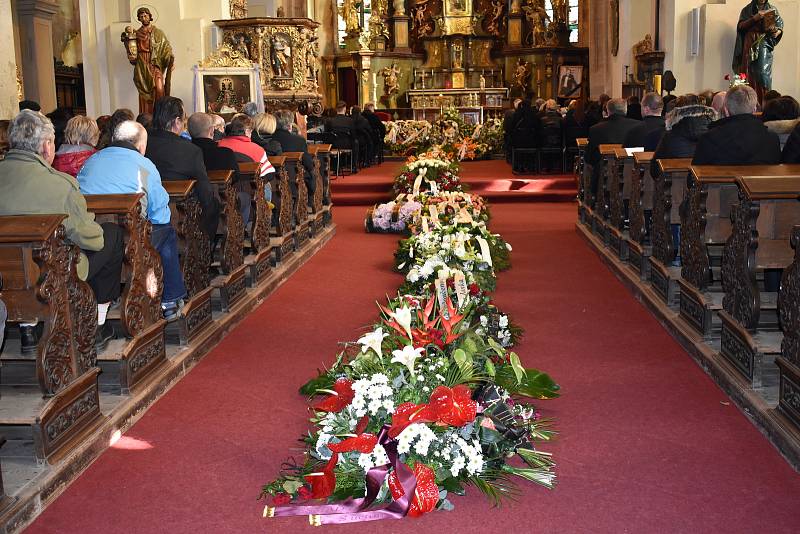 V sobotu se konalo poslední rozloučení se zavražděným klatovským podnikatelem Jiřím Žabkou. Nejprve se na jeho počest jela spanilá jízda kamionů po městě, poté se konala mše svatá v kostele.