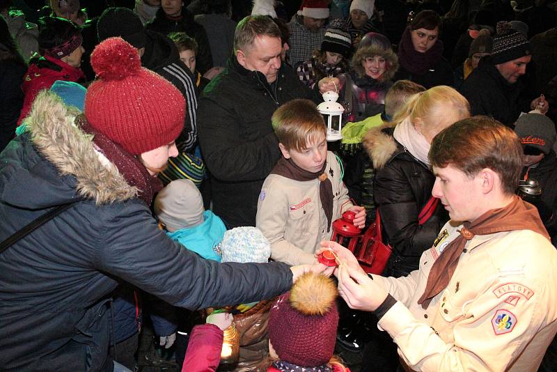 Skauti rozdávali v Klatovech Betlémské světlo.