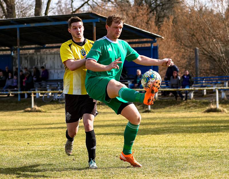 Fotbalisté TJ Pfeifer Chanovice (na archivním snímku hráči v zelených dresech) remizovali ve 22. kole I. B třídy s Blovicemi 1:1. Na penalty vyhráli hosté.