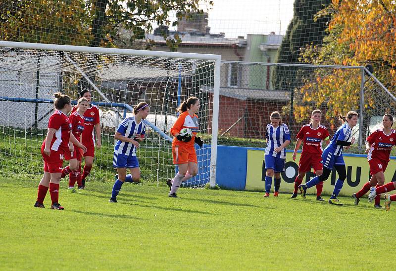 9. kolo divize žen, skupina C: SK Klatovy 1898 (na snímku fotbalistky v červených dresech) - TJ Jiskra Domažlice 1:1 (1:0).